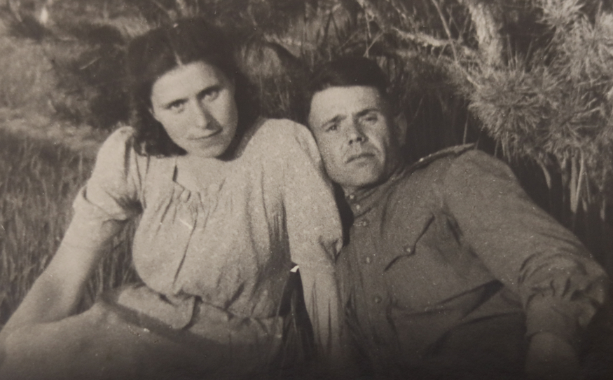 Подпись на обратной стороне фото: Мама это мы фотографировались в лагерях перед отъездом к вам на пятиминутке. Неважное фото, но все же память. Фотографировались 17 июня 1947 г.