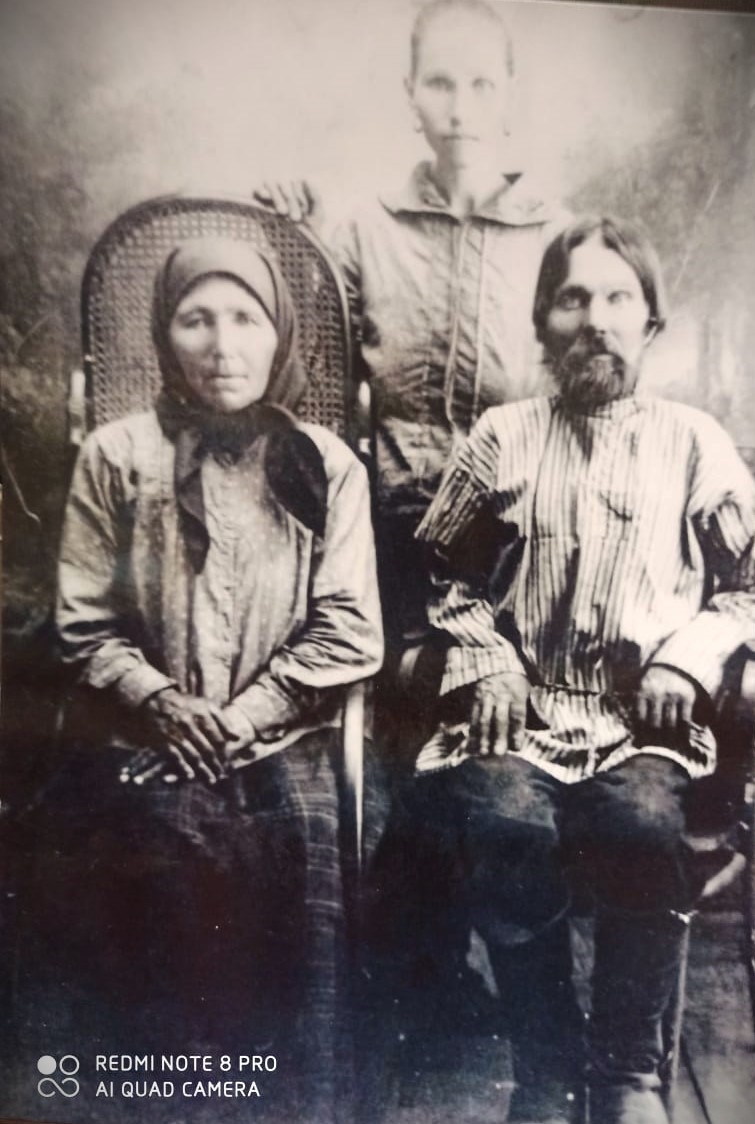 Супруги Шестириковы: Василий Михайлович и Евдокия. На заднем плане их дочь - Дарья.