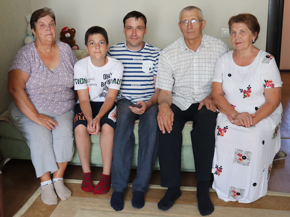 Дома у Ванчуговых Николая Ивановича и Любови Викторовны (первая слева), 25 августа 2022 г.